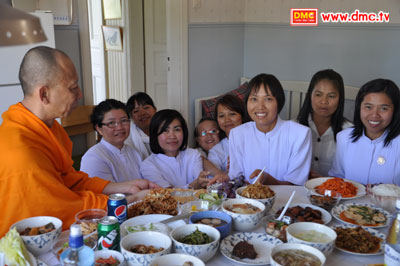 ร่วมถวายภัตตาหารแด่พระสงฆ์